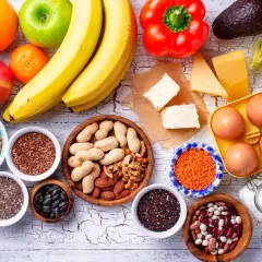 Gesunde Lebensmittel für Energie vor dem Training: Obst, Nüsse, Eier, Hülsenfrüchte, Haferflocken und mehr.