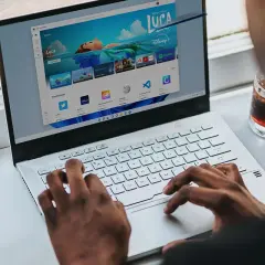 Osoba korzysta z laptopa z systemem Windows 11, przeglądając sklep z aplikacjami. Czy Windows 11 jest darmowy? Sprawdźmy!
