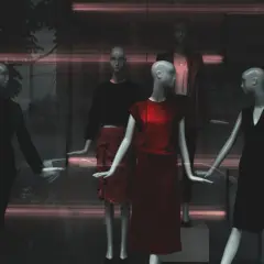 Manekiny w witrynie sklepowej prezentują eleganckie stroje, w tym sukienkę w stylu inspirowanym strojem tureckim.
