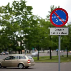 Znak zakaz postoju powyżej 5 minut, dotyczy także zatoki.
