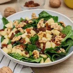 Ensalada fresca con espinacas, manzana, nueces y pasas. Una de las muchas deliciosas recetas con espinacas.
