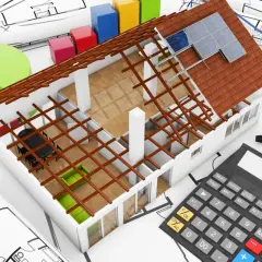Kalkulator pokazuje 4032, sugerując koszt ocieplenia domu. Widać plany architektoniczne, wykresy i model domu.
