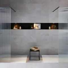 Douche moderne avec parois en verre strié. Idéal pour savoir comment choisir sa colonne de douche.
