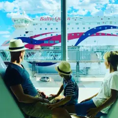 Familjen väntar på sin 40 timmars kryssning. En stor färja, Baltic Queen, ligger vid kajen.