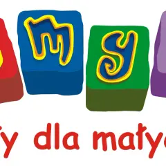 Kolorowe klocki z literami tworzą napis SMYK. Pod spodem czerwony napis "Cały dla małych!". Idealne do tabeli rozmiarów.