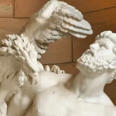 Rzeźba przedstawia orła atakującego brodatego mężczyznę. Czy to Prometeusz, którego kto stworzył człowieka w mitologii greckiej?