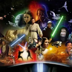 Un collage epico dei personaggi delle **film trilogie** di Star Wars, con spade laser accese e astronavi in un cielo stellato.