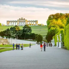 Spacerem po ogrodach pałacu Schönbrunn, gdzie można podziwiać fontanny i rzeźby. Bilety do pałacu Schönbrunn warto kupić wcześniej.