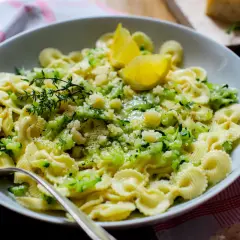 Délicieuses pâtes aux courgettes, une recette italienne simple et savoureuse, garnie de parmesan et de citron.