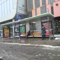 Przystanek przy Dworcu Poznań Główny. Tu dowiesz się, jak dojechać z dworca PKP na lotnisko w Poznaniu.