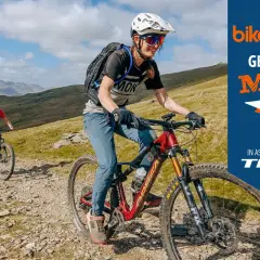 Cyclists ride mountain bikes on a rocky trail. Learn how to build a mountain bike with BikeRadar and Trek.