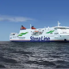 Prom Stena Line na morzu. Jego imponujące wymiary pozwalają na przewóz wielu pasażerów i pojazdów.