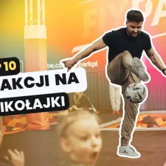Mikołajki atrakcje dla dzieci: mężczyzna żongluje piłką, w tle dzieci i trampoliny.