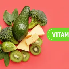 Gröna livsmedel som avokado, broccoli, kiwi, spenat och ost, som kan hjälpa mot b12 brist.