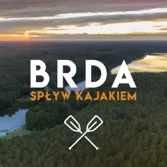 Zachód słońca nad lasem i jeziorem. Napis "BRDA SPŁYW KAJAKIEM" zaprasza na niezapomnianą przygodę. Opis trasy czeka!
