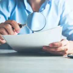 Dokładna analiza dokumentów w ramach postępowania egzekucyjnego w administracji.