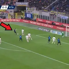Piłkarz Interu strzela bramkę w meczu Inter Mediolan – Atalanta. Wynik 0-0.