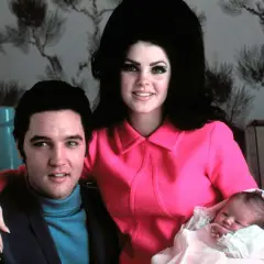Elvis Presley och Priscilla Presley med sin nyfödda dotter Lisa Marie Presley.