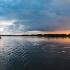 Spływy kajakowe Warmia i Mazury: Twój przewodnik po szlakach marzeń