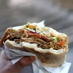Pyszny kebab z mięsem, warzywami i sosem, idealna surówka do kebaba.