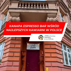 Kanapa Espresso Bar, uznawana za najlepszą kawę we Wrocławiu, na tle kamienicy. Obok znaki drogowe.