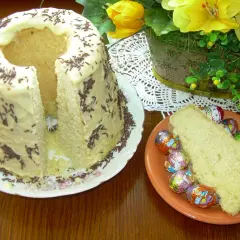 Wilgotna babka gotowana, idealna na Wielkanoc. Ten przepis na babkę jest prosty i pyszny.