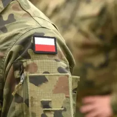 Fragment munduru wojskowego z naszywką z polską flagą. Kategoria: e wojsko.
