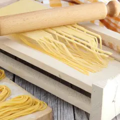 Pasta fresca tagliata con la chitarra, pronta per essere cucinata.