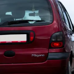 Czerwony Renault Megane z widocznym wycieraczką tylną. Jak wyłączyć tylną wycieraczkę? Sprawdź instrukcję obsługi.