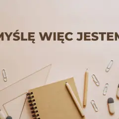Na jasnym tle, wśród przyborów szkolnych, widnieje napis "Myślę więc jestem".