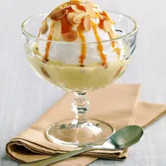 Île flottante, une recette de grand-mère réconfortante. Nuage de meringue, crème anglaise vanillée, caramel et amandes effilées.