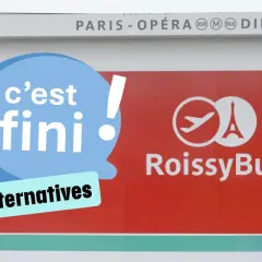 Arrêt de bus Roissy Charles de Gaulle. Le panneau indique "C'est fini !" et "Alternatives", avec le logo RoissyBus.