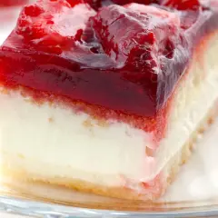 Pyszne ciasto budyniowe bez pieczenia z warstwą kremową i galaretką z owocami. Idealne na deser.