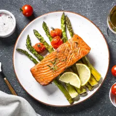 Łosoś z szparagami i pomidorkami, idealny posiłek na co to jest dieta keto.
