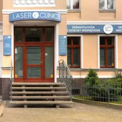 Budynek kliniki Laser Clinic z napisem na fasadzie i drzwiami wejściowymi.