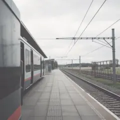 Jak dojechać do Jastrzębiej Góry pociągiem? Sprawdź trasy i połączenia
