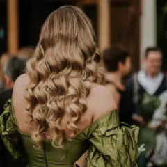 Piękne fale na wesele, podkreślające elegancję sukni.