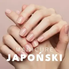 Delikatne dłonie z naturalnym blaskiem, podkreślone subtelnym japońskim manicure.