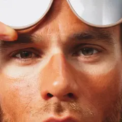 Man med solbränna under glasögonen. Undrar du hur man får bort brun utan sol?