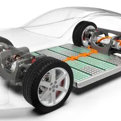 Dettaglio telaio auto elettrica con pacco batterie e sistema di raffreddamento. Il voltaggio batteria auto elettrica è fondamentale per le prestazioni.