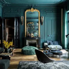 Elegancja w kolorze niebiesko zielonym. Luksusowy salon z bogatymi zdobieniami, złotym lustrem i miękkimi tkaninami.