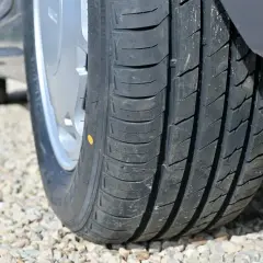 Opona samochodowa z bieżnikiem, jakby kormoran opony producent zadbał o każdy detal.