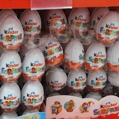Cena Kinder Niespodzianki w Biedronce? Odkryj sekrety oszczędzania!
