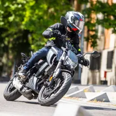 Motociclista en curva con una moto naked. Opiniones sobre la Orcal SK 01 125.
