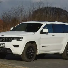 Biały Jeep Grand Cherokee 3.6 na drodze, ciekawi mnie jego spalanie.