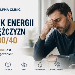 Mężczyzna z bólem głowy, doświadczający **braku energii** po 30/40. Grafika sugeruje przyczyny: hormony, tarczyca, sen, metabolizm, stres.