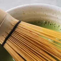 Czy matcha ma kofeinę? Porównanie z kawą i jej działanie