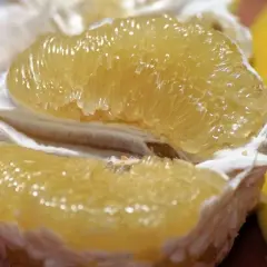 Soczysty pomelo, owoc bogaty w witaminę C, zachwyca swoimi segmentami.