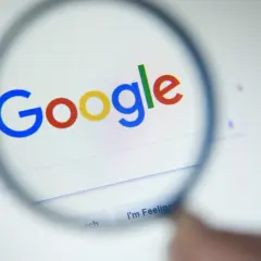Lupa powiększa logo Google. Szukam informacji o zwrot Google Play.