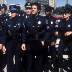 Akademia policyjna obsada: grupa policjantów w mundurach, gotowa do akcji.